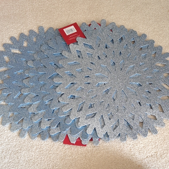 6 Blue Decorative Snowflake Placemats - Picture 7 of 9